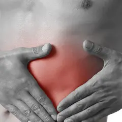 Hände umfassen den Bauch, wo ein roter Bereich auf einen stechenden Schmerz rechts hinweist.