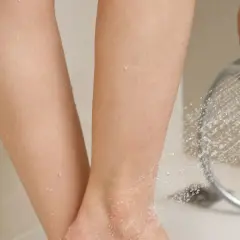 Erfrischende Dusche für schwere Beine. Hausmittel wie kühles Wasser können Linderung verschaffen.