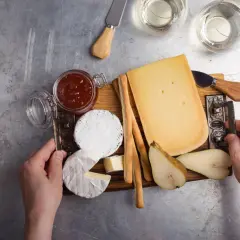 Käseplatte mit Camembert, Birne, Grissini und Marmelade. Ein gesunder Genuss für jeden Anlass.