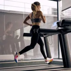Frau absolviert ein intensives HIIT-Training auf dem Laufband, um ihre Ausdauer zu verbessern.