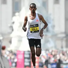 Tamirat Tola, ein Läufer, sprintet bei einem Marathon.