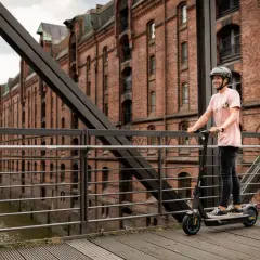 Mann auf Ninebot G30D E-Scooter in Hamburg. Die lange **Ninebot G30D Akku Lebensdauer** ermöglicht Erkundungstouren durch die Speicherstadt.
