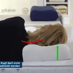 Frau liegt auf einem ergonomischen Kissen, das den Nacken bei HWS-Syndrom stützt. Der Kopf wird nicht hochgedrückt.
