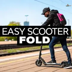 Mann mit Rucksack steht auf einem Elektroroller auf einem Bahnsteig. Der Schriftzug "EASY SCOOTER FOLD" ist im Bild zu sehen.