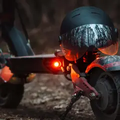 E-Scooter mit leuchtendem Rücklicht und Helm. Die e-scooter blinker pflicht ist wichtig für die Sicherheit im Straßenverkehr.