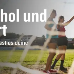 Sportlerinnen stoßen mit Bierflaschen an. Der Text thematisiert Alkohol und Sport und wie er die Leistung beeinflusst.