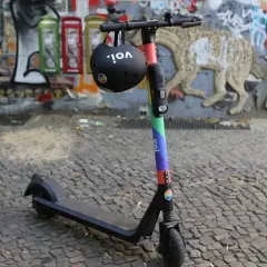 E-Scooter mit Helm, bereit für die Fahrt. Vorsicht bei Alkohol und Probezeit!