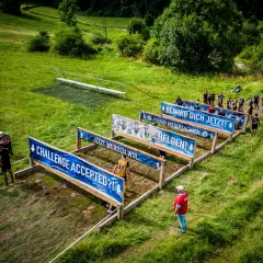 XLETIX-Hindernisparcours mitten in Deutschland. Teilnehmer stellen sich der Herausforderung "Challenge Accepted?!".