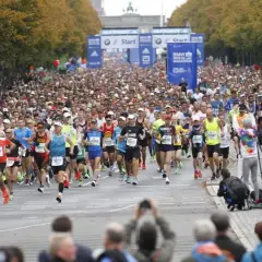 Tausende Läufer starten beim BMW Berlin Marathon. Die Frage "wie lang ist ein Marathon" wird hier beantwortet: 42,195 Kilometer.