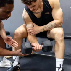 Trainer gibt Tipps für das Training nach einem frischen Tattoo. Er erklärt, wie lange kein Sport nach Tattoo empfohlen wird, um die Heilung zu unterstützen.