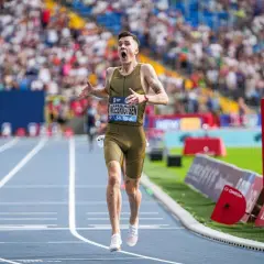 Jakob Ingebrigtsen jubelt nach seinem Weltrekordlauf. Der Athlet rennt auf der Laufbahn, die Zuschauermenge ist im Hintergrund zu sehen.