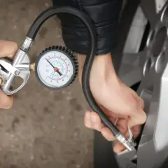 Reifendruckprüfer am Roller-Ventil. Für sicheres Fahren mit 45 km/h ist der richtige Reifendruck entscheidend.