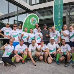 Team "Via Carolina Running" feiert Erfolg. Alle tragen T-Shirts von Rödl & Partner.