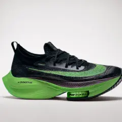 Schwarzer Laufschuh mit leuchtend grüner Sohle und Swoosh. Diese verbotene laufschuhe versprechen Höchstleistungen.
