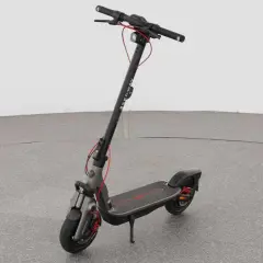 Schwarzer E-Scooter mit roten Akzenten, bereit für schnelle Fahrten. Die e scooter geschwindigkeit ist ein Highlight.