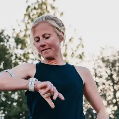 Läuferin prüft ihre Uhr, bereit für einen Ultramarathon in Deutschland.