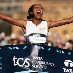 Sifan Hassan jubelt überglücklich nach ihrem Sieg beim Sydney Marathon.