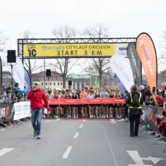 Startaufstellung beim NTT DATA Citylauf Dresden. Läufer warten gespannt auf den Startschuss des Sportscheck Run Dresden.