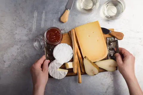 Käseplatte mit Camembert, Birne, Grissini und Marmelade. Ein gesunder Genuss für jeden Anlass.