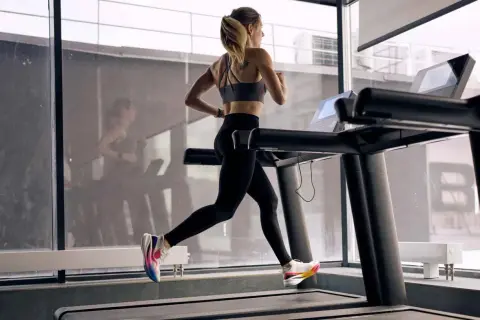 Frau absolviert ein intensives HIIT-Training auf dem Laufband, um ihre Ausdauer zu verbessern.