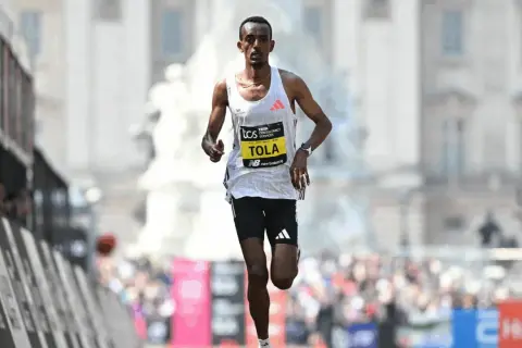 Tamirat Tola, ein Läufer, sprintet bei einem Marathon.