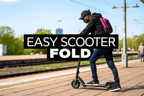 Mann mit Rucksack steht auf einem Elektroroller auf einem Bahnsteig. Der Schriftzug "EASY SCOOTER FOLD" ist im Bild zu sehen.