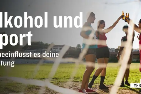 Sportlerinnen stoßen mit Bierflaschen an. Der Text thematisiert Alkohol und Sport und wie er die Leistung beeinflusst.