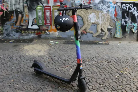 E-Scooter mit Helm, bereit für die Fahrt. Vorsicht bei Alkohol und Probezeit!