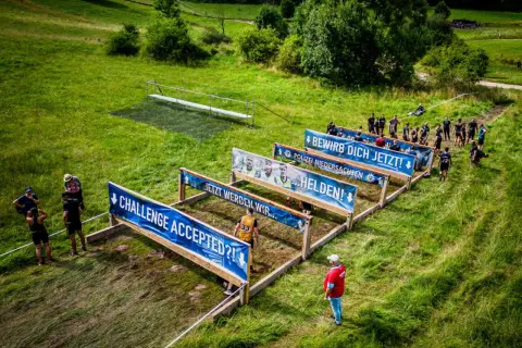 XLETIX-Hindernisparcours mitten in Deutschland. Teilnehmer stellen sich der Herausforderung "Challenge Accepted?!".