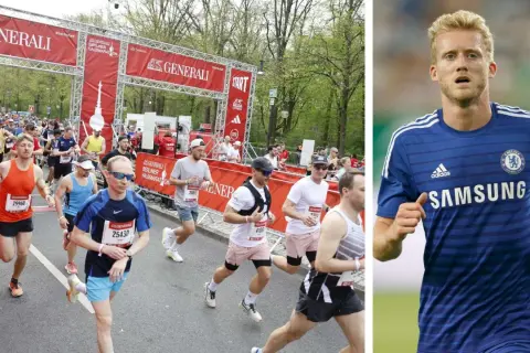Läufer beim Berliner Halbmarathon in Deutschland. Rechts ein Fußballspieler im blauen Trikot.