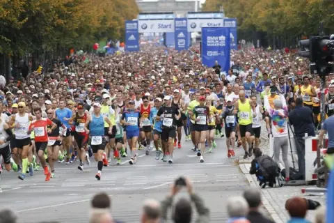 Tausende Läufer starten beim BMW Berlin Marathon. Die Frage "wie lang ist ein Marathon" wird hier beantwortet: 42,195 Kilometer.
