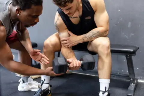 Trainer gibt Tipps für das Training nach einem frischen Tattoo. Er erklärt, wie lange kein Sport nach Tattoo empfohlen wird, um die Heilung zu unterstützen.