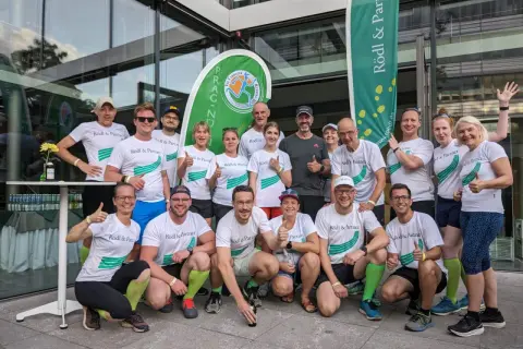 Team "Via Carolina Running" feiert Erfolg. Alle tragen T-Shirts von Rödl & Partner.