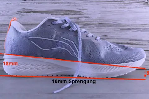 Grauer Laufschuh mit 10mm Sprengung. Die Fersendämpfung beträgt 18mm, die Vorderfußdämpfung 8mm.