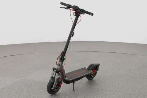 Schwarzer E-Scooter mit roten Akzenten, bereit für schnelle Fahrten. Die e scooter geschwindigkeit ist ein Highlight.