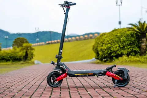 Schwarzer E-Scooter mit roten Akzenten auf Kopfsteinpflaster. Hier erfahren Sie, wie Sie die e-scooter fahrgestellnummer finden.