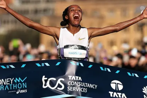 Sifan Hassan jubelt überglücklich nach ihrem Sieg beim Sydney Marathon.