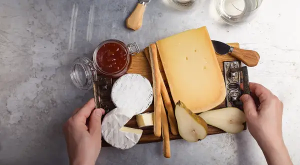Käseplatte mit Camembert, Birne, Grissini und Marmelade. Ein gesunder Genuss für jeden Anlass.