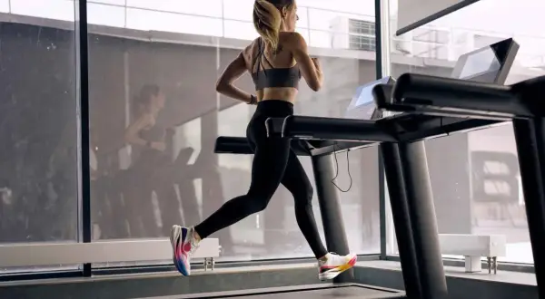 Frau absolviert ein intensives HIIT-Training auf dem Laufband, um ihre Ausdauer zu verbessern.