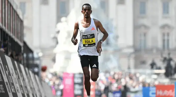 Tamirat Tola, ein Läufer, sprintet bei einem Marathon.
