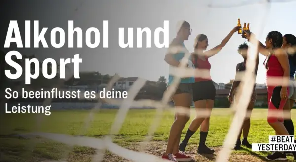 Sportlerinnen stoßen mit Bierflaschen an. Der Text thematisiert Alkohol und Sport und wie er die Leistung beeinflusst.