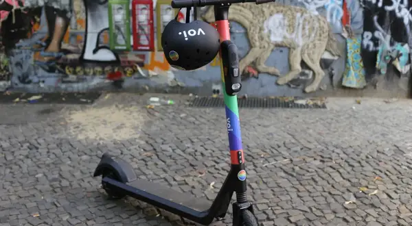 E-Scooter mit Helm, bereit für die Fahrt. Vorsicht bei Alkohol und Probezeit!