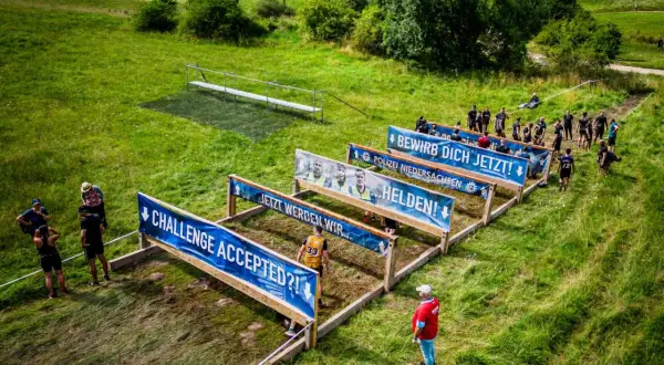 XLETIX-Hindernisparcours mitten in Deutschland. Teilnehmer stellen sich der Herausforderung "Challenge Accepted?!".