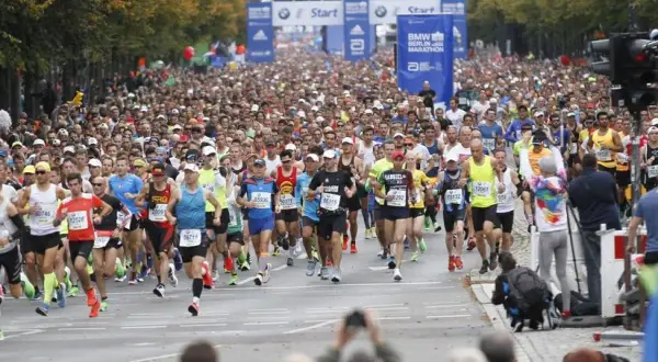 Tausende Läufer starten beim BMW Berlin Marathon. Die Frage "wie lang ist ein Marathon" wird hier beantwortet: 42,195 Kilometer.