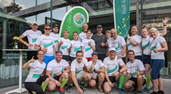 Team "Via Carolina Running" feiert Erfolg. Alle tragen T-Shirts von Rödl & Partner.