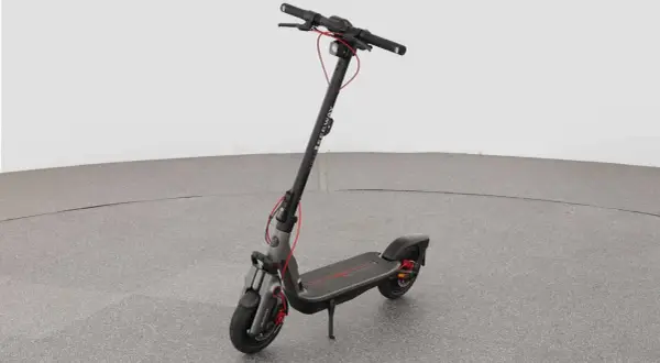 Schwarzer E-Scooter mit roten Akzenten, bereit für schnelle Fahrten. Die e scooter geschwindigkeit ist ein Highlight.