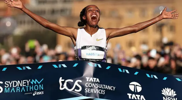 Sifan Hassan jubelt überglücklich nach ihrem Sieg beim Sydney Marathon.