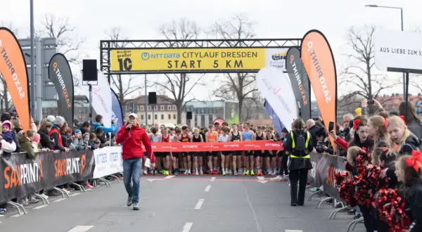 Startaufstellung beim NTT DATA Citylauf Dresden. Läufer warten gespannt auf den Startschuss des Sportscheck Run Dresden.
