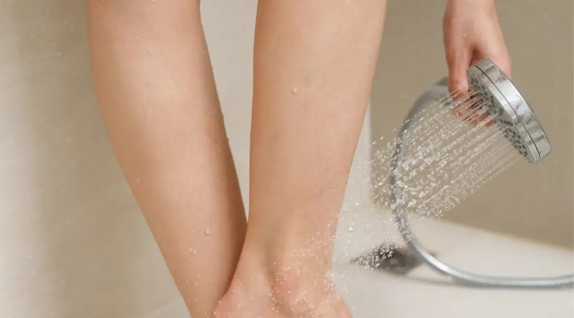Erfrischende Dusche für schwere Beine. Hausmittel wie kühles Wasser können Linderung verschaffen.