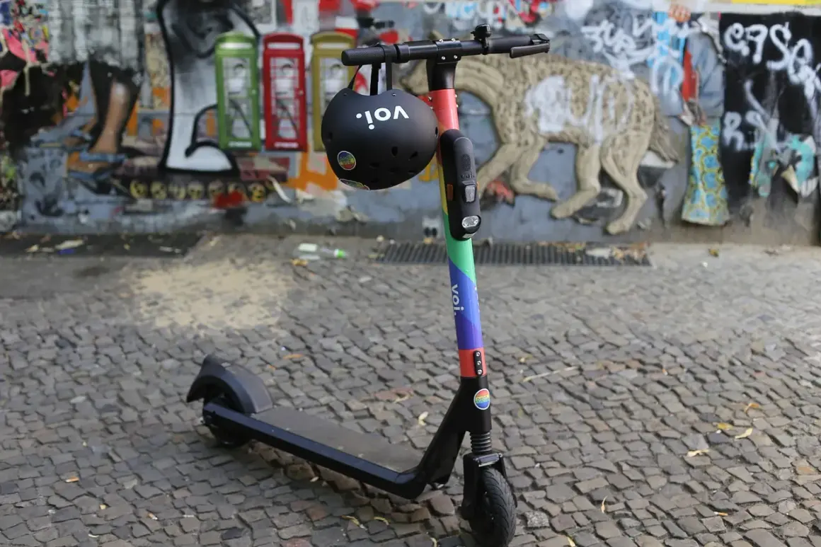 E-Scooter mit Helm, bereit für die Fahrt. Vorsicht bei Alkohol und Probezeit!